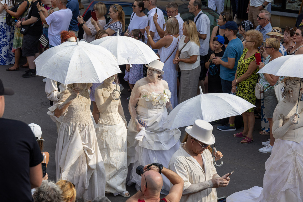 Parada ludzi umalowanych gliną podczas Święta Ceramiki w Bolesławcu