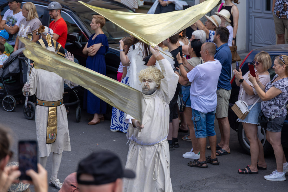 Parada ludzi umalowanych gliną podczas Święta Ceramiki w Bolesławcu