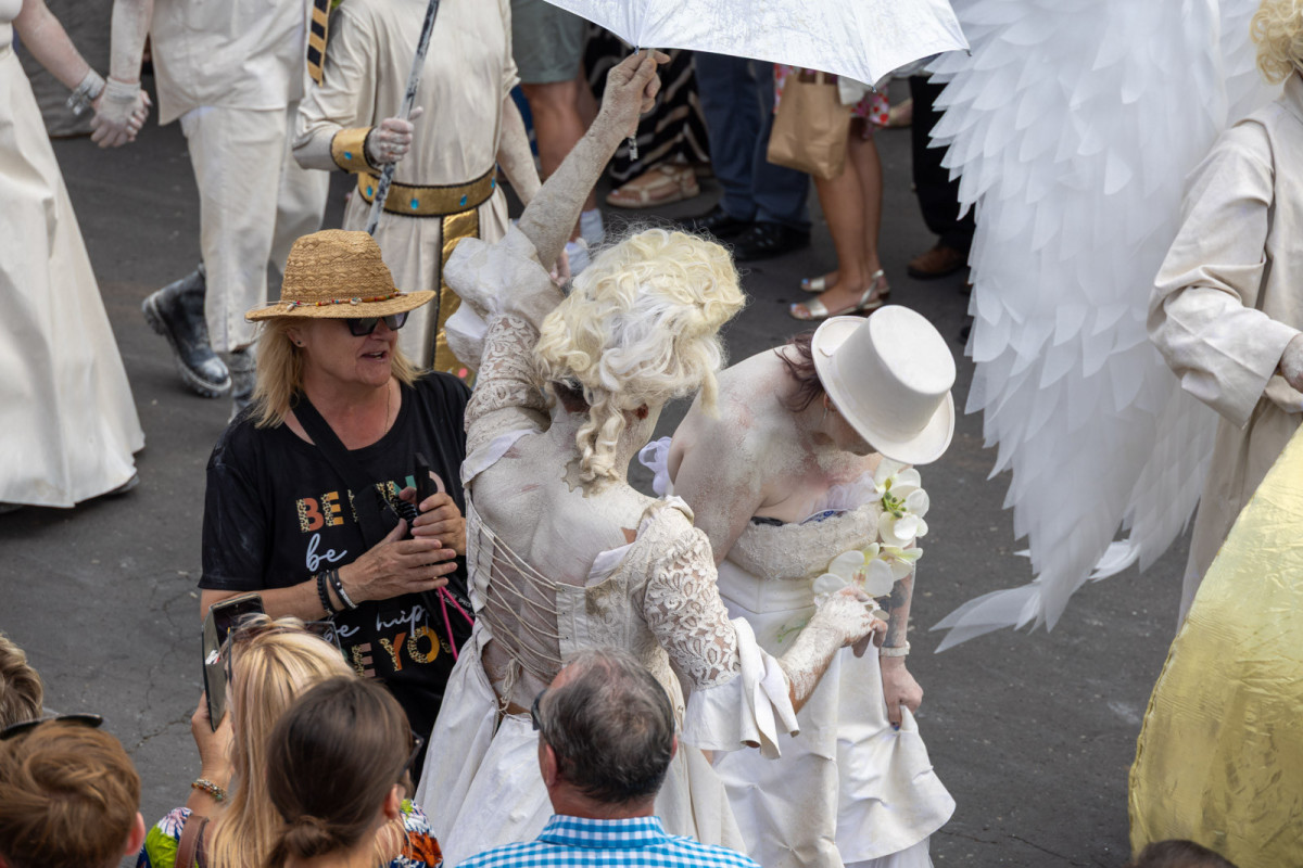 Parada ludzi umalowanych gliną podczas Święta Ceramiki w Bolesławcu