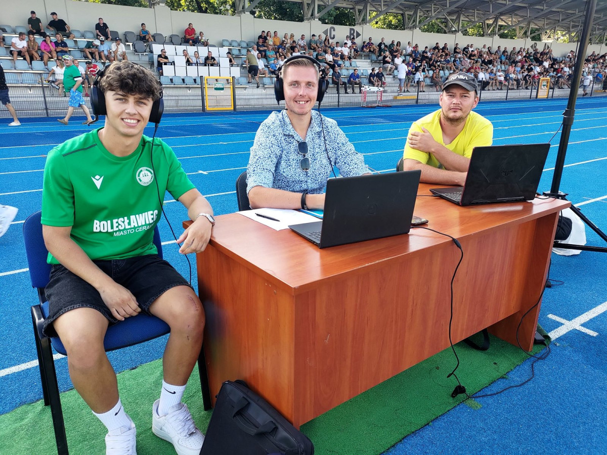 Komentatorzy na meczu BKS Bolesławiec - Apis Jędrzychowice: Adrian Podziewski i Mateusz Stóf