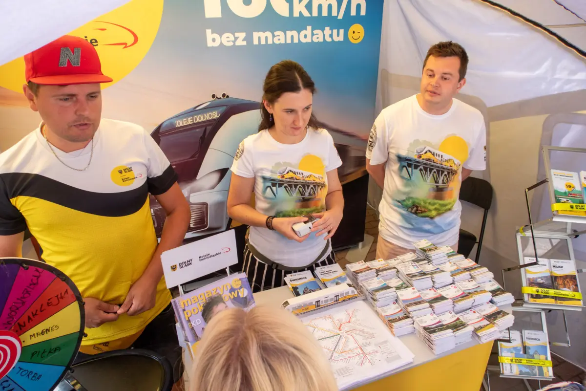Stoisko Kolei Dolnośląskich na Bolesławieckim Święcie Ceramiki