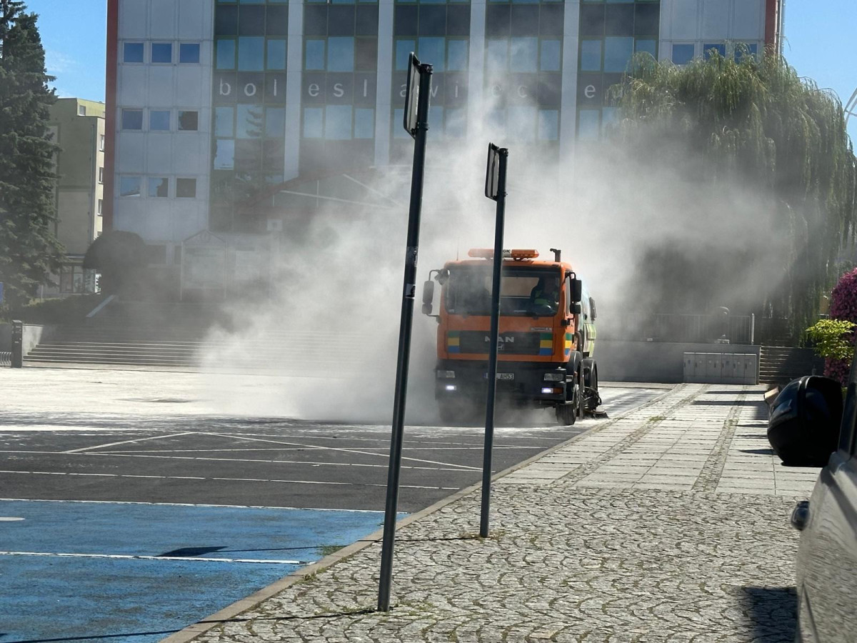 Sprzątanie placu Piłsudskiego