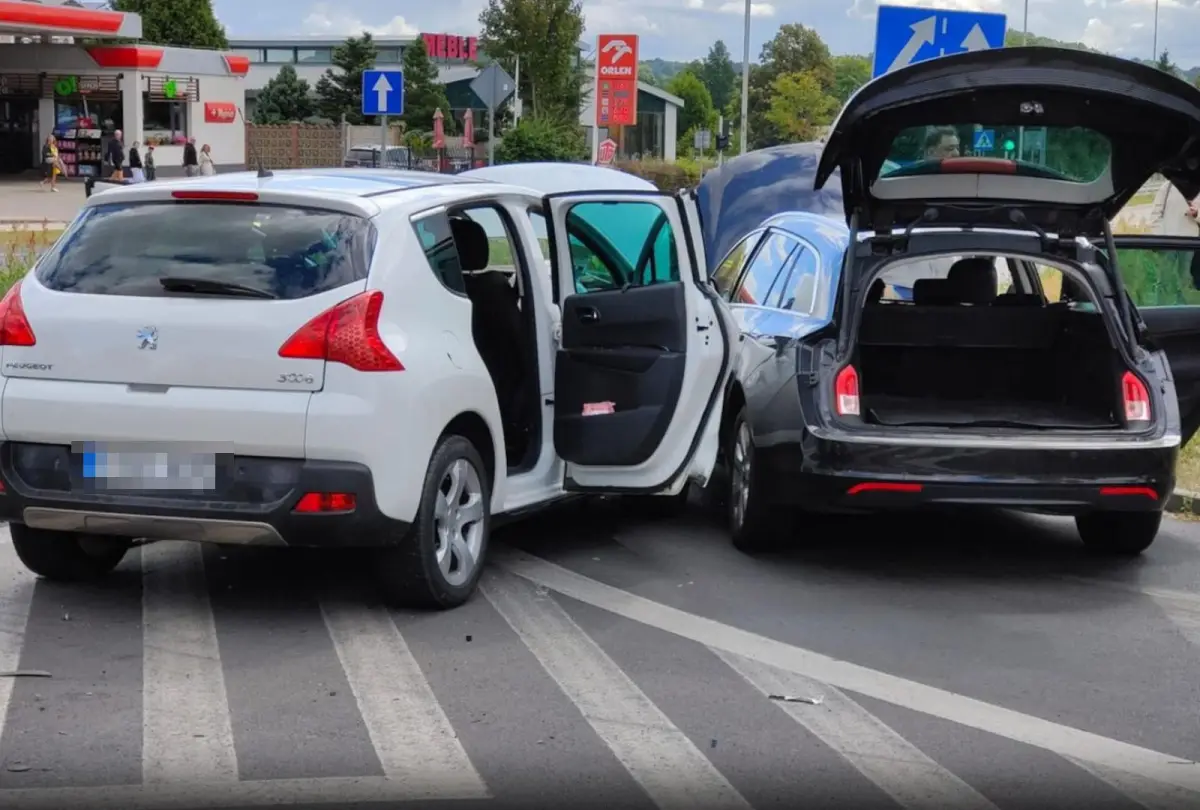Zderzenie trzech aut w centrum Lubania