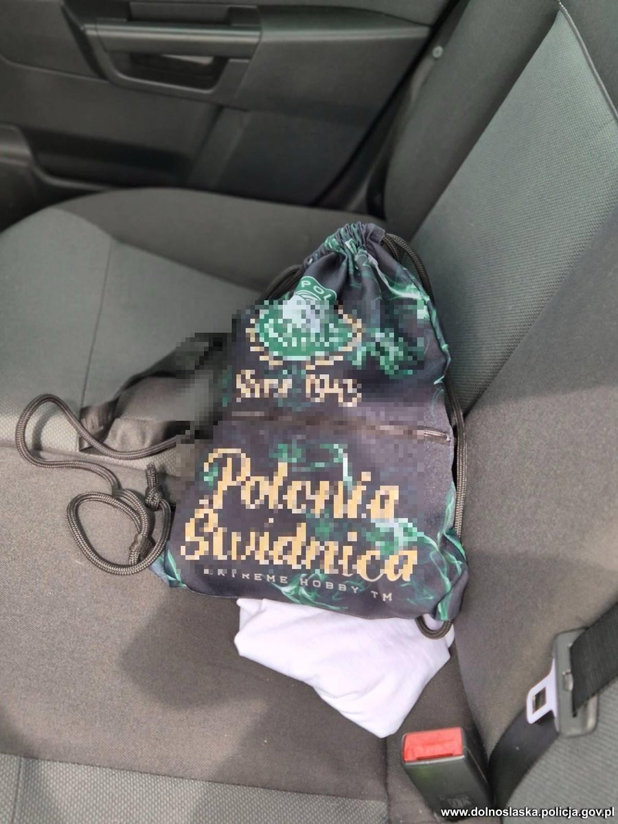 Akcesoria z logami klubów sportowych