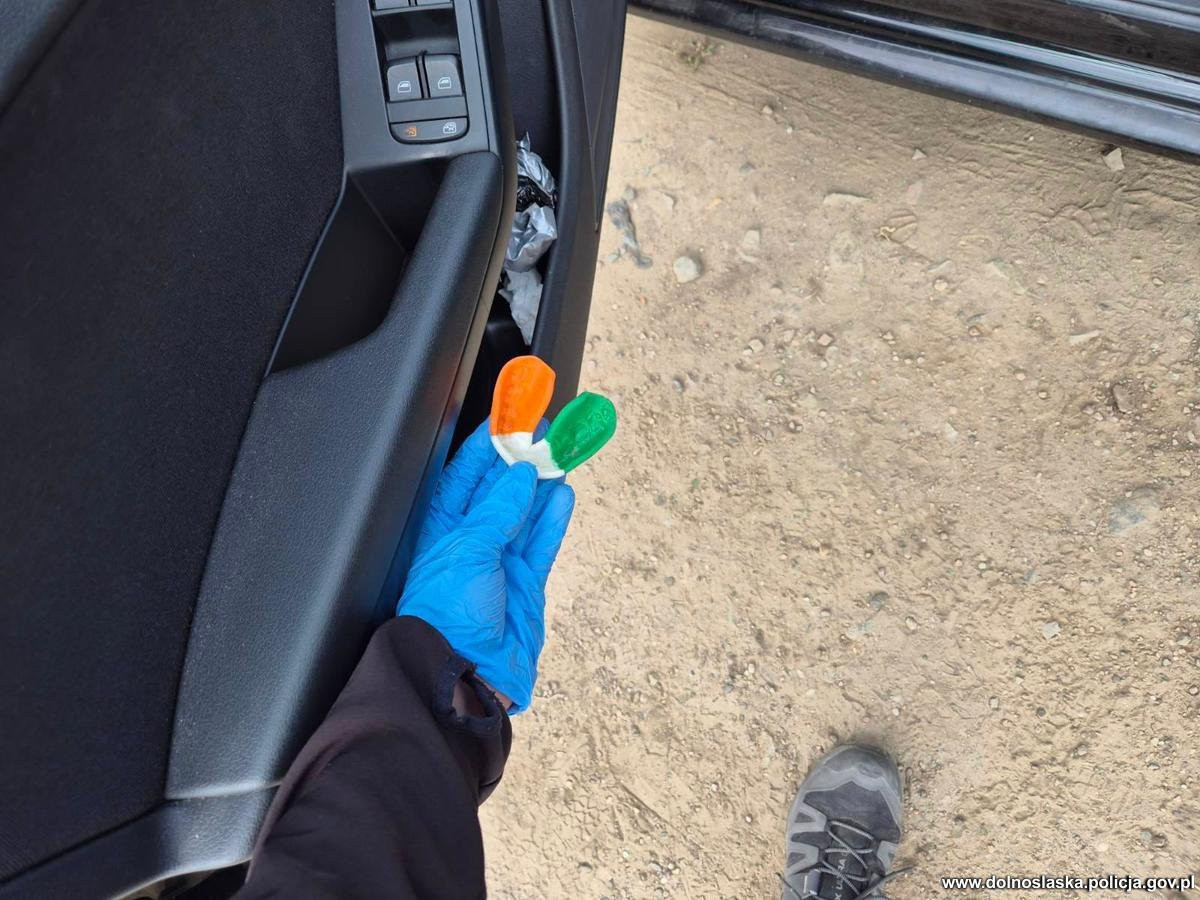 Akcesoria z logami klubów sportowych