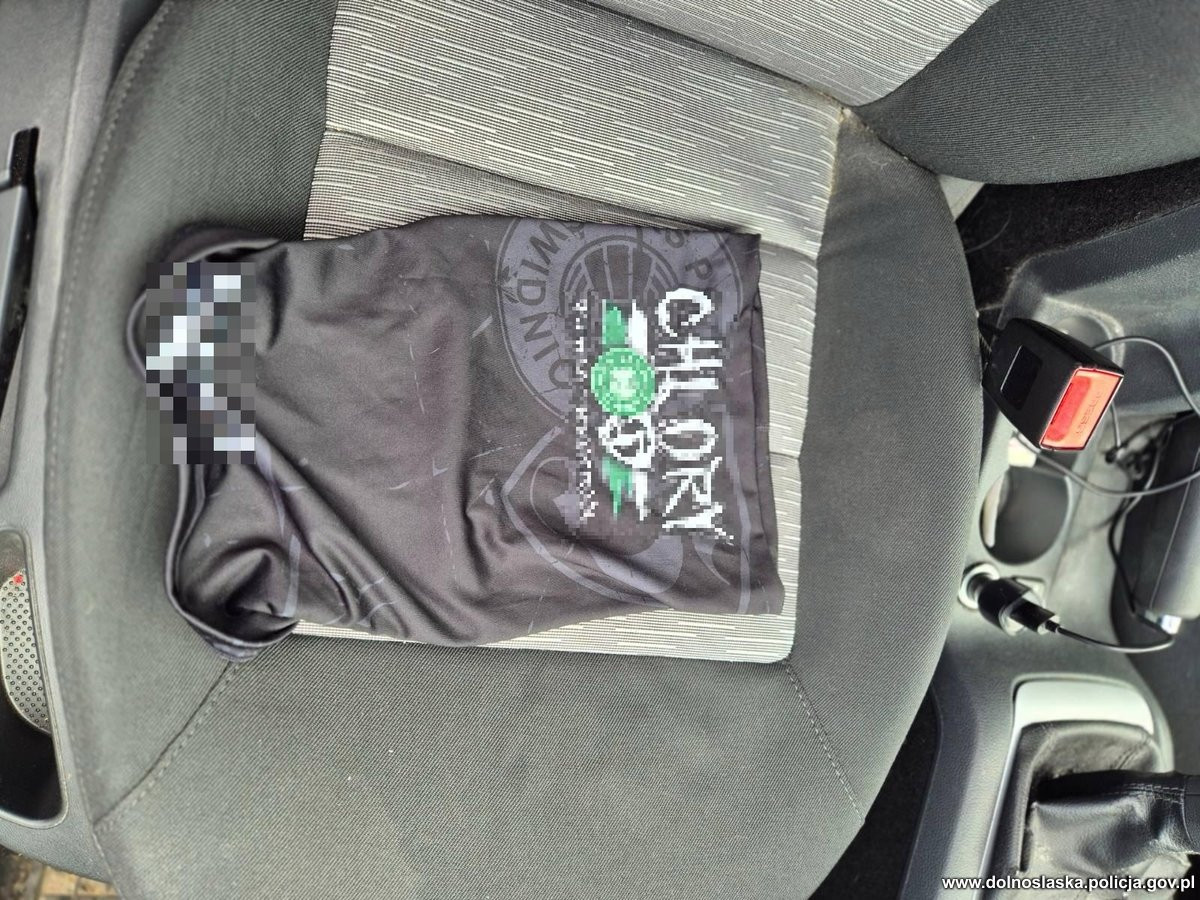 Akcesoria z logami klubów sportowych