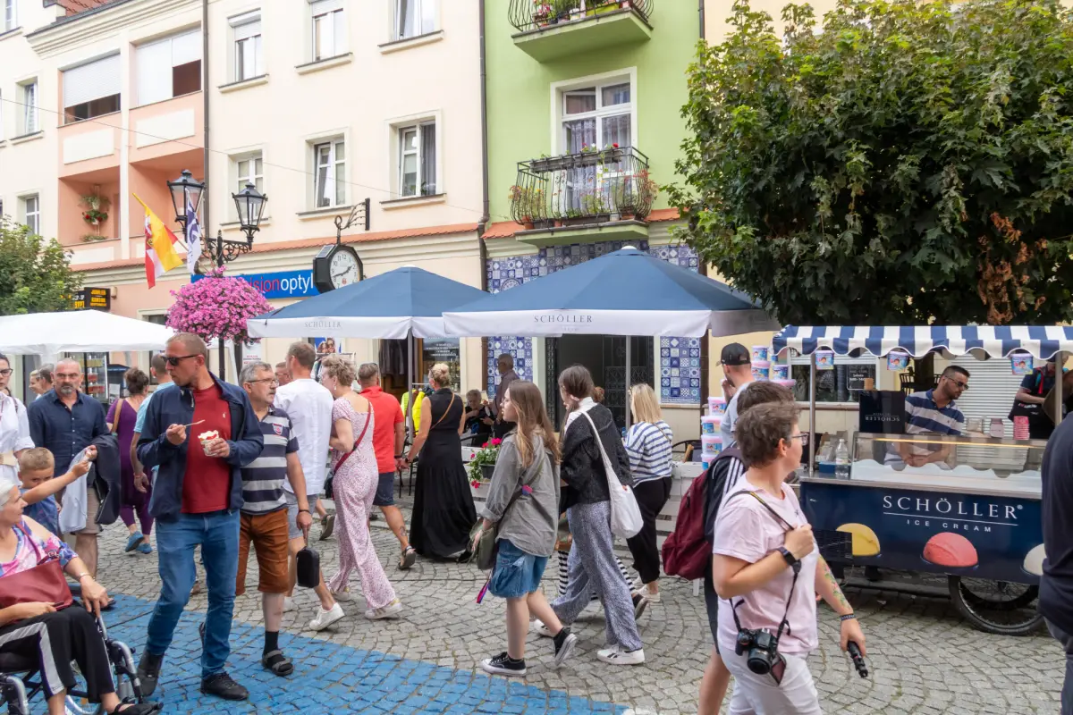 Zastawiona ogródkiem mozaika przy ulicy Prusa w Bolesławcu