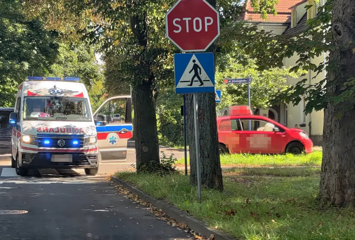 Kolizja dwóch aut na skrzyżowaniu ulic Jeleniogórska i Leśna