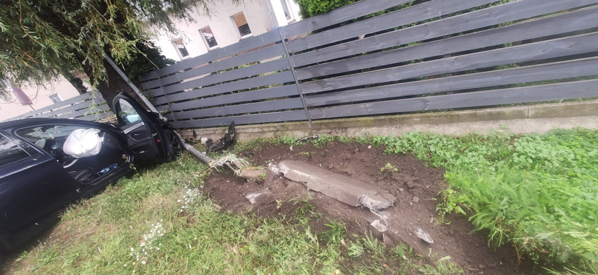 BMW wypadło z drogi w Dąbrowie Bolesławieckiej