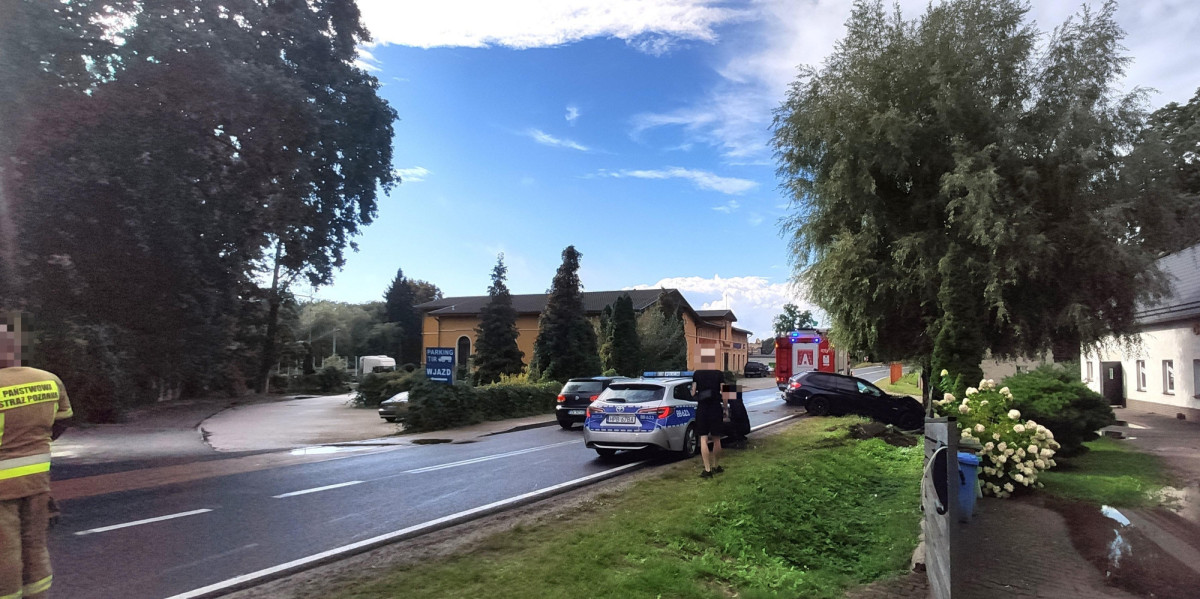 BMW wypadło z drogi w Dąbrowie Bolesławieckiej