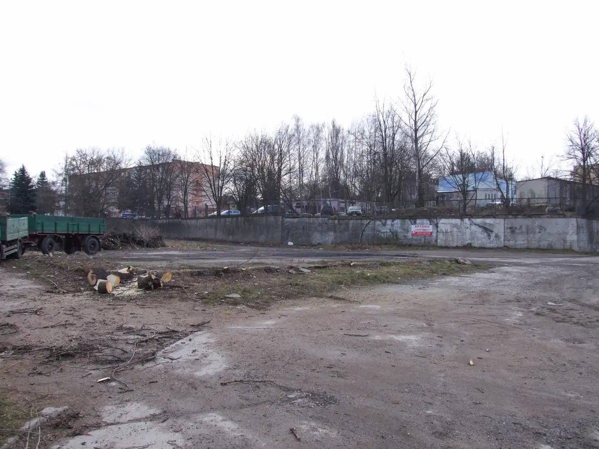 Pusty plac po zburzonym budynku Okręgowej Spółdzielni\ Mleczarskiej w Bolesławcu