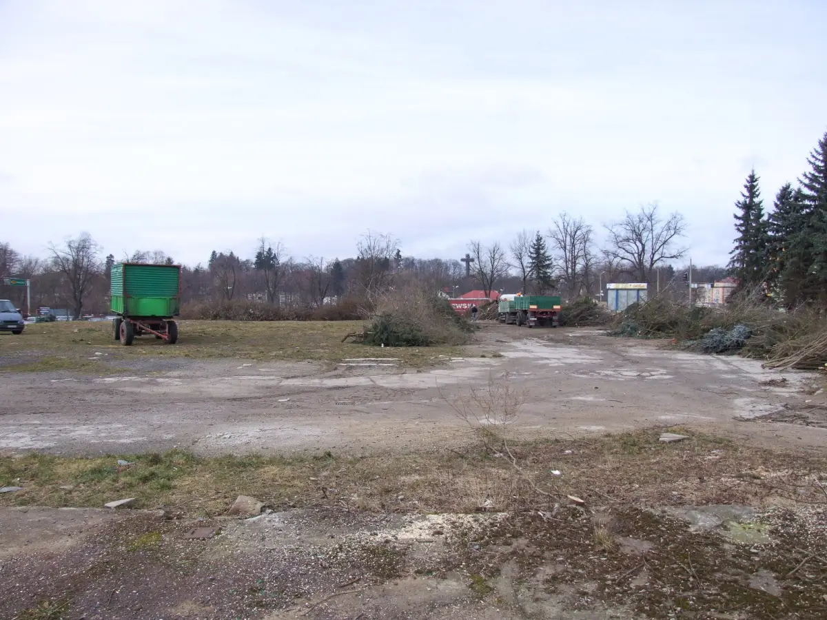 Pusty plac po zburzonym budynku Okręgowej Spółdzielni\ Mleczarskiej w Bolesławcu