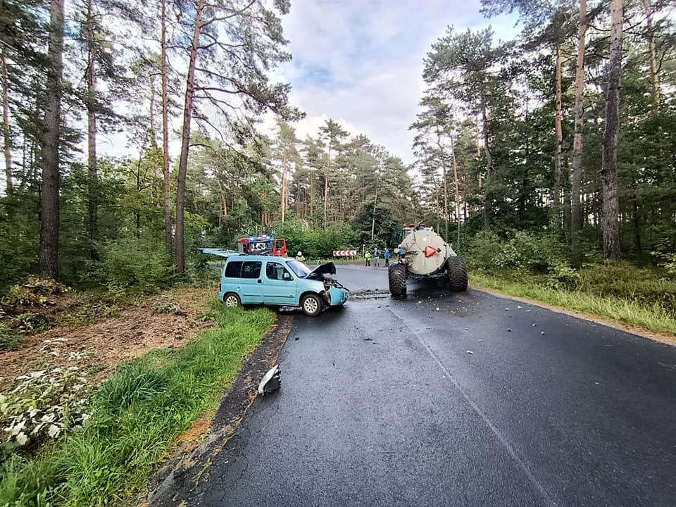 Zderzenie auta z ciągnikiem między Osłą a Gromadką