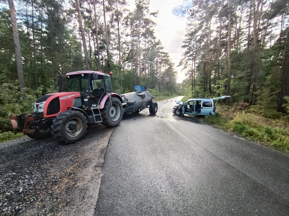 Zderzenie auta z ciągnikiem między Osłą a Gromadką