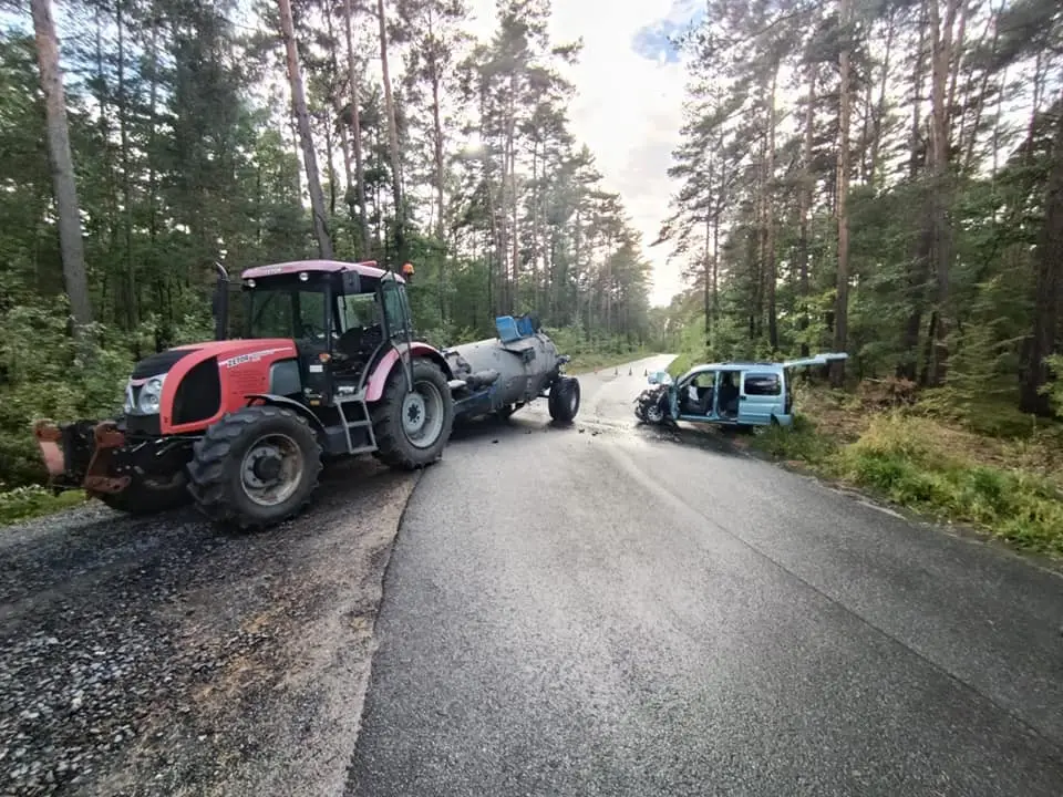 Zderzenie auta z ciągnikiem między Osłą a Gromadką