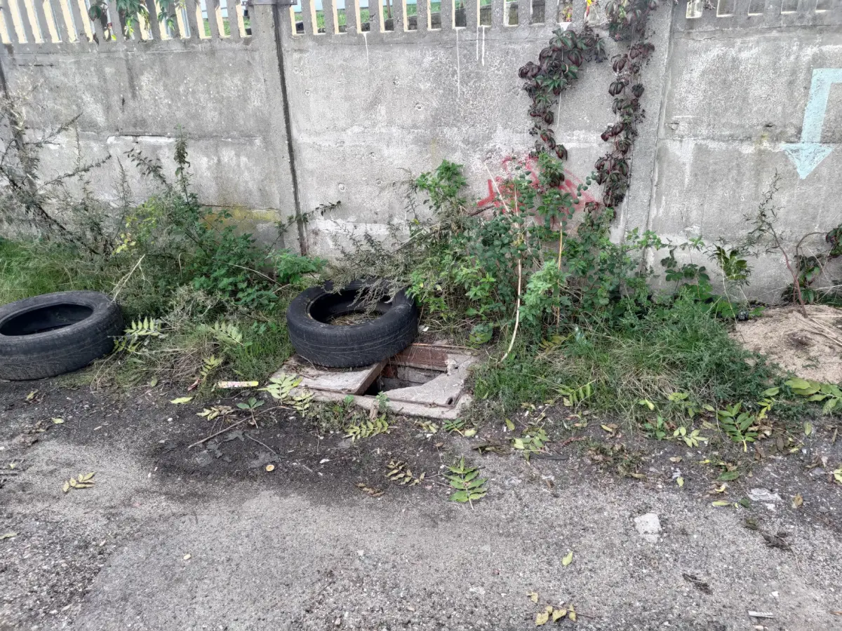 Niebezpieczna dziura przy ulicy Hutniczej. Może dojść do nieszczęścia