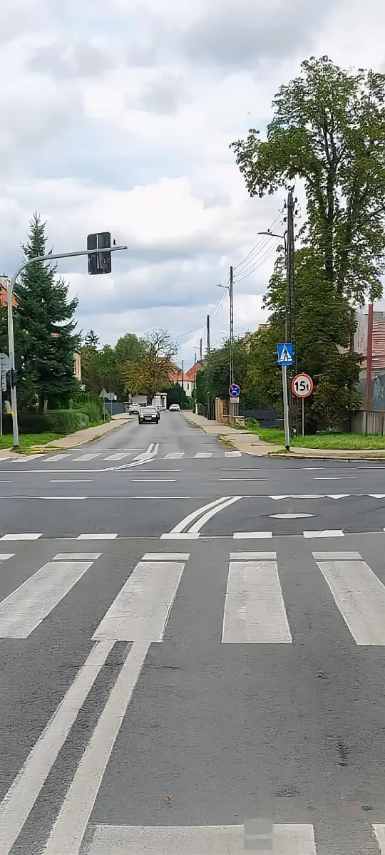 Linie ciągłe na skrzyżowaniu ulicy Staszica w Wróblewskiego (dk 94)