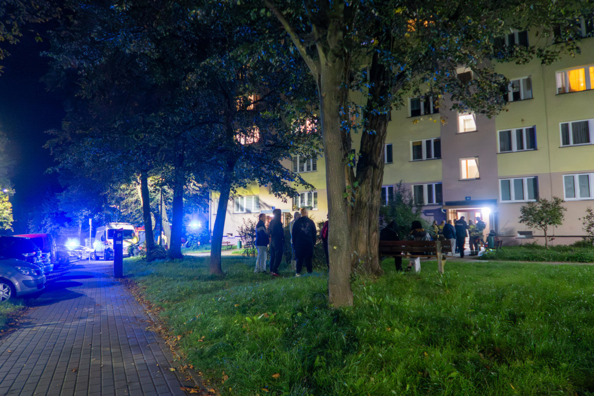 Ludzie i służby przy budynku przy ulicy Bielskiej