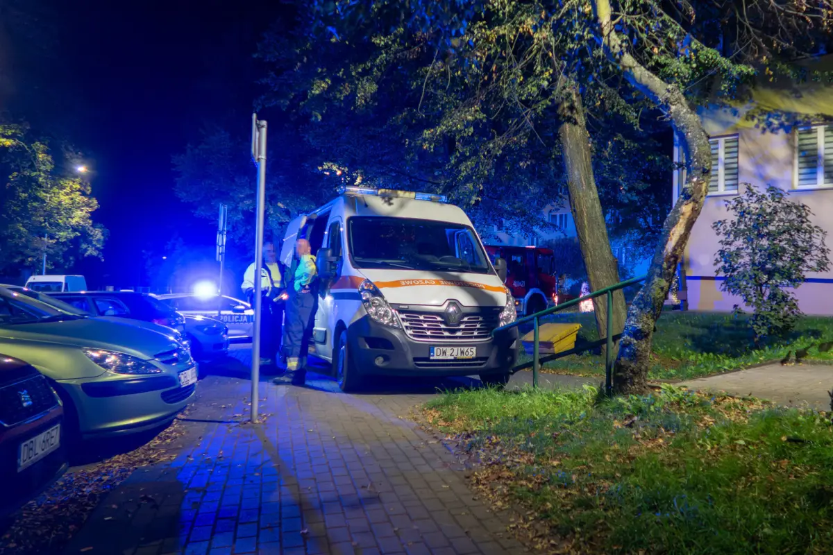 Ludzie i służby przy budynku przy ulicy Bielskiej