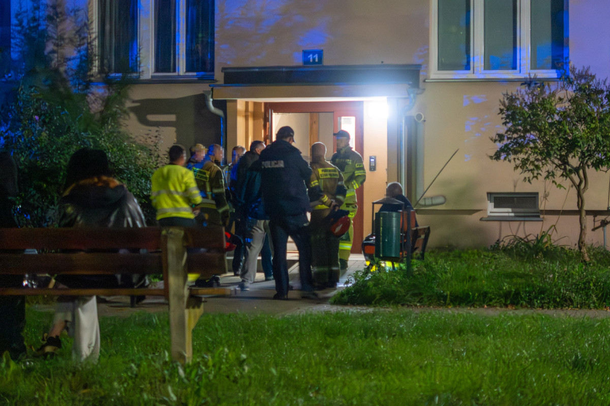 Ludzie i służby przy budynku przy ulicy Bielskiej