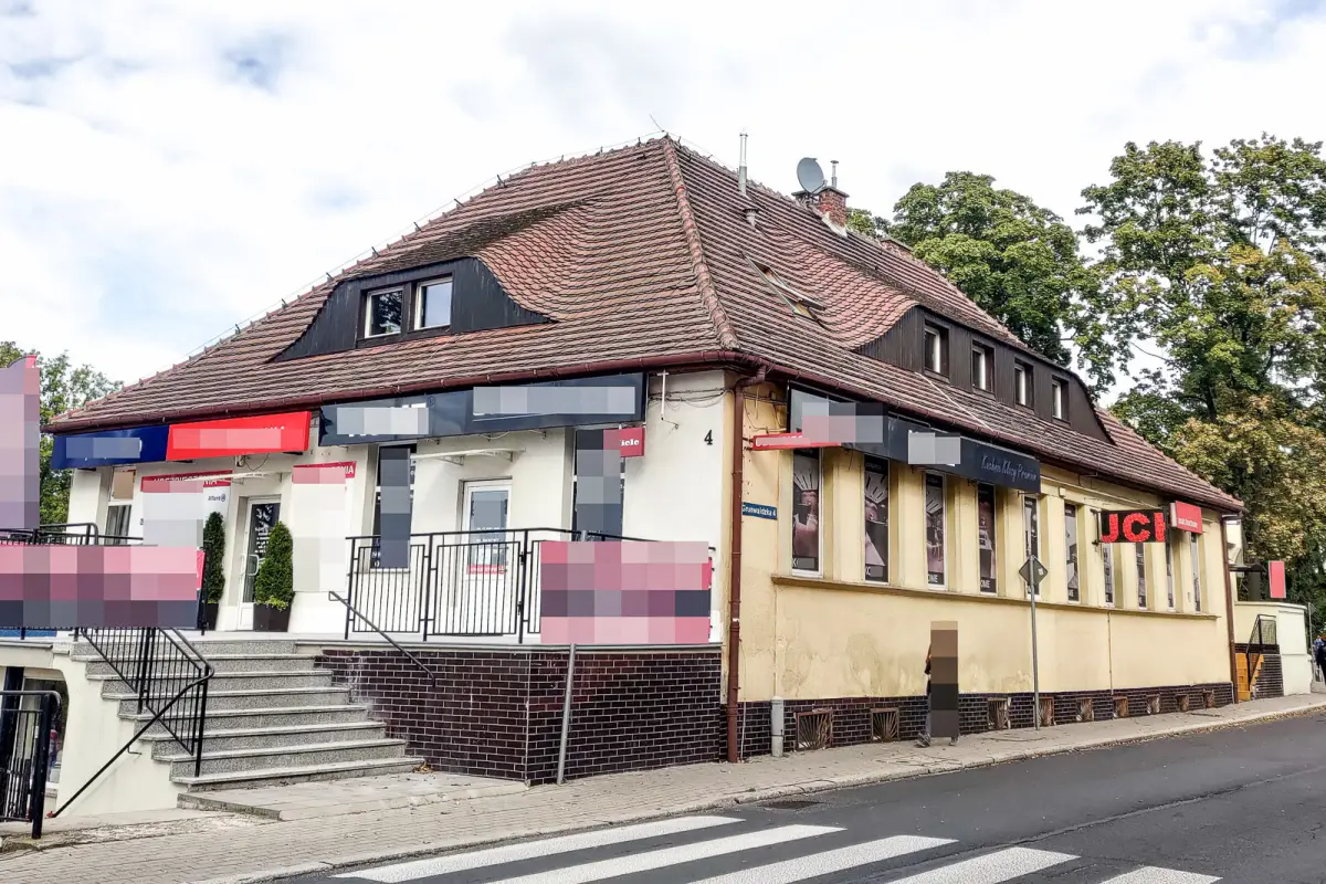 Modernistyczny budynek przy ul. Grunwaldzkiej nr 4 w Bolesławcu