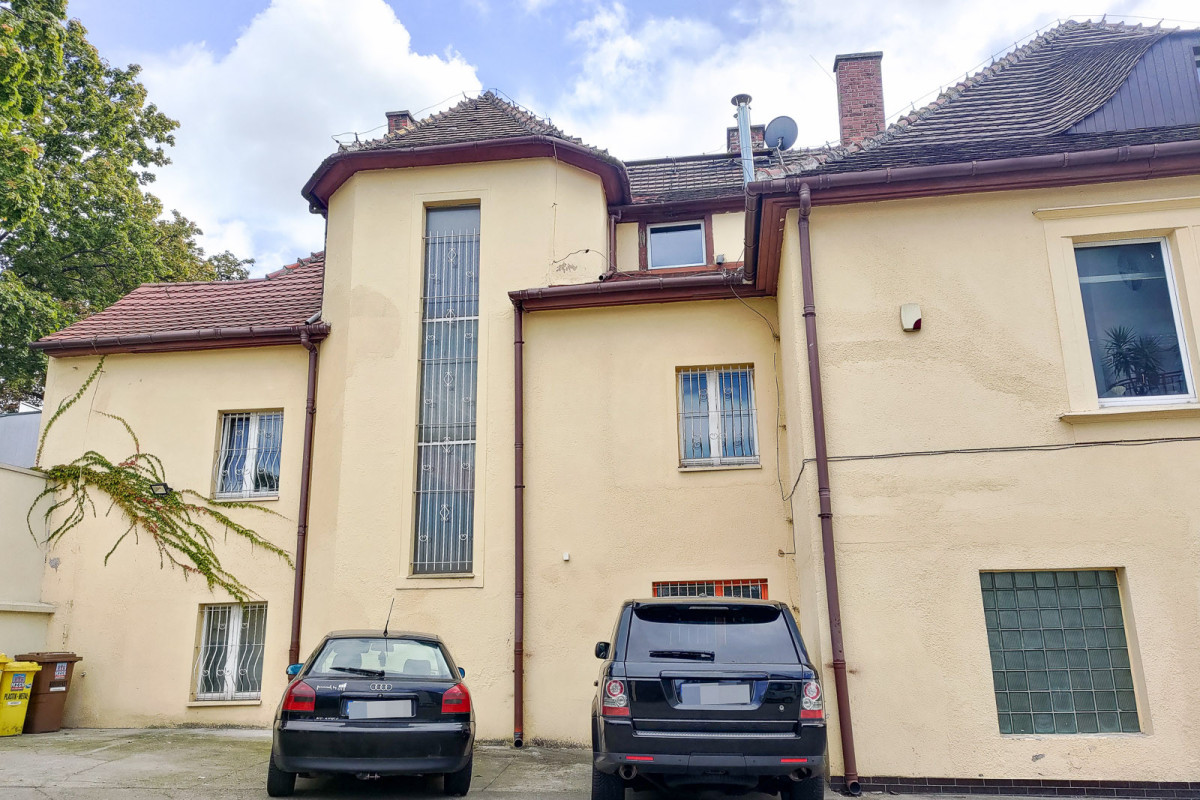 Modernistyczny budynek przy ul. Grunwaldzkiej nr 4 w Bolesławcu