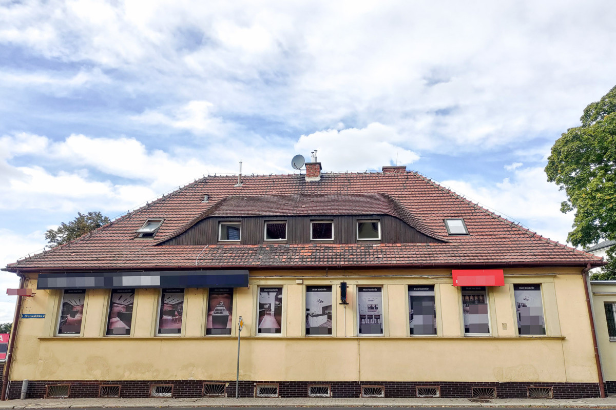 Modernistyczny budynek przy ul. Grunwaldzkiej nr 4 w Bolesławcu