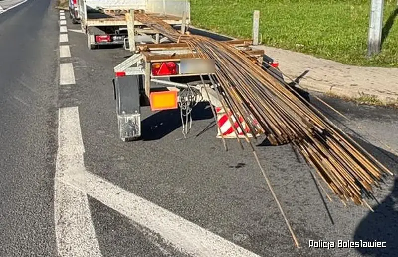 Źle zabezpieczony towar na dostawczaku