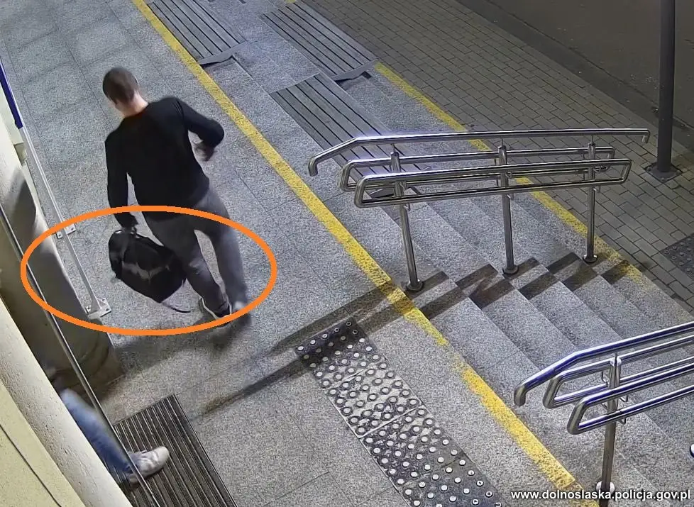 Pieniądze i podejrzany z torbą