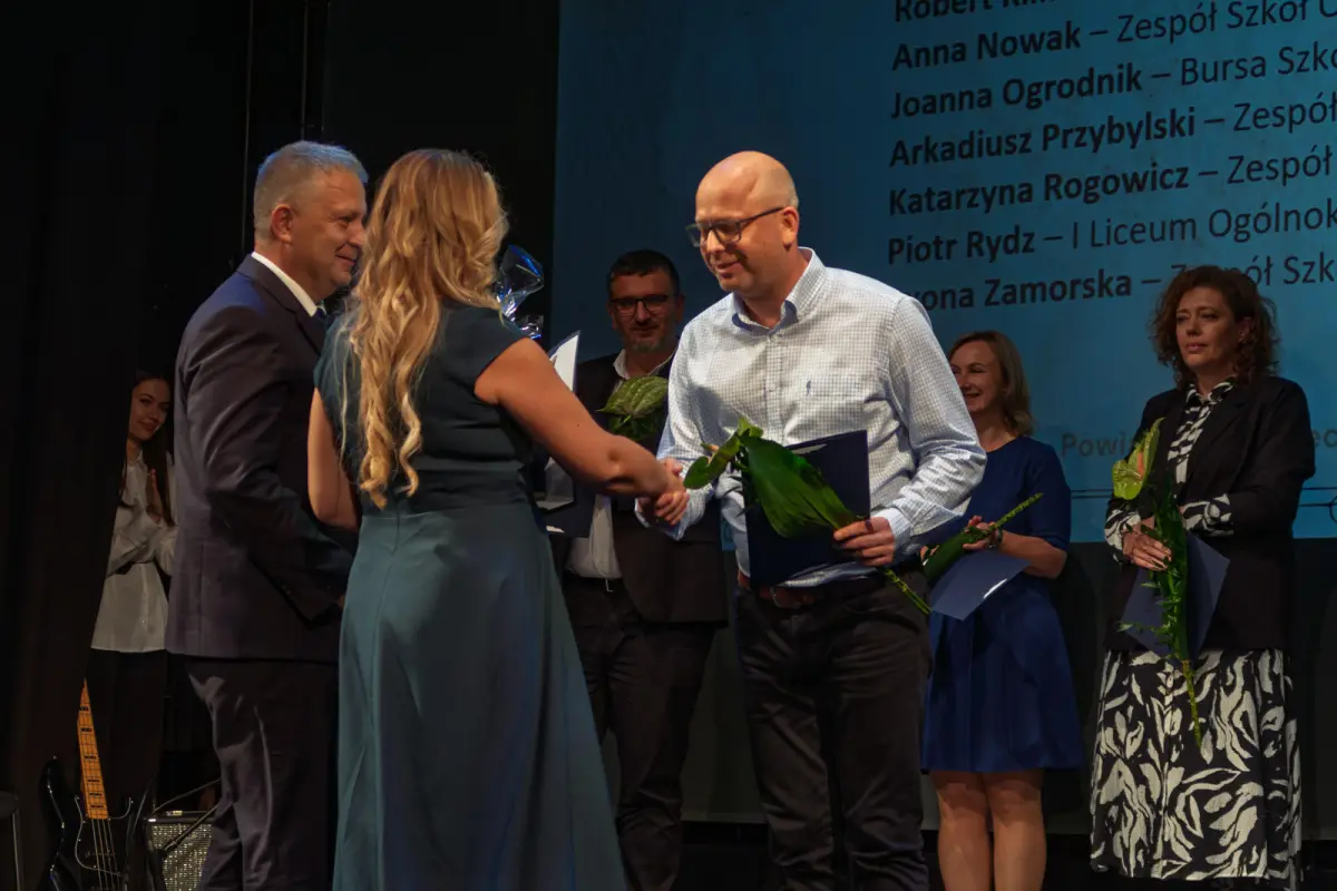 Tomasz Gabrysiak i Katarzyna Zięba wręczają wyróżnienie Piotrowi Rydzowi