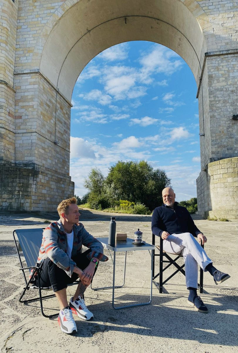 Orson Hejnowicz i Marek Krajewski przy wiadukcie