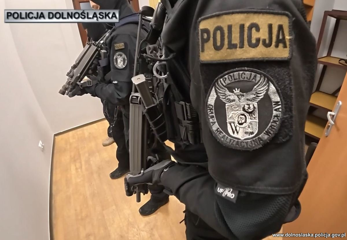 Zatrzymano 11 członków grupy przestępczej powiązanej ze środowiskiem pseudokibiców