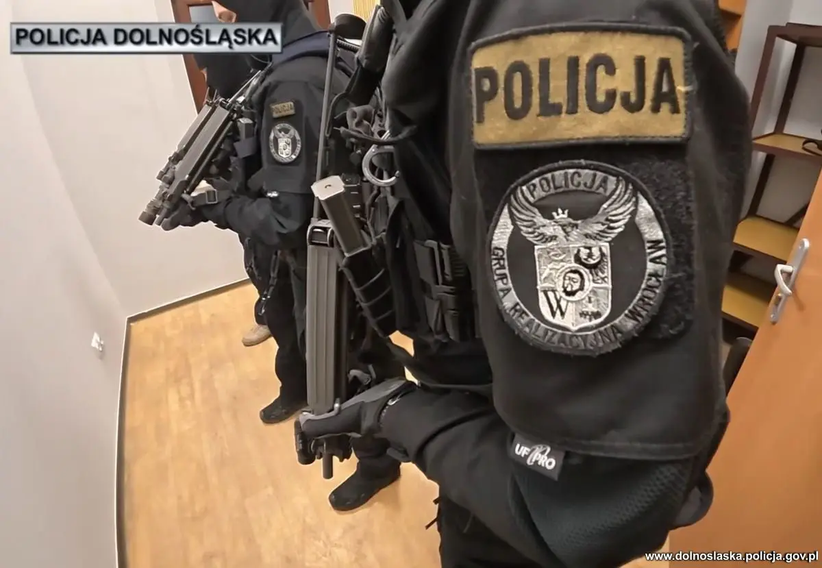 Zatrzymano 11 członków grupy przestępczej powiązanej ze środowiskiem pseudokibiców