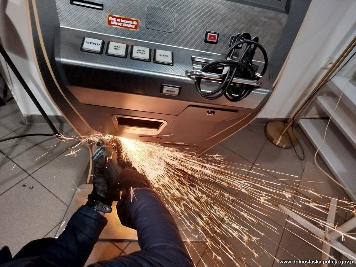 Zatrzymano 11 członków grupy przestępczej powiązanej ze środowiskiem pseudokibiców