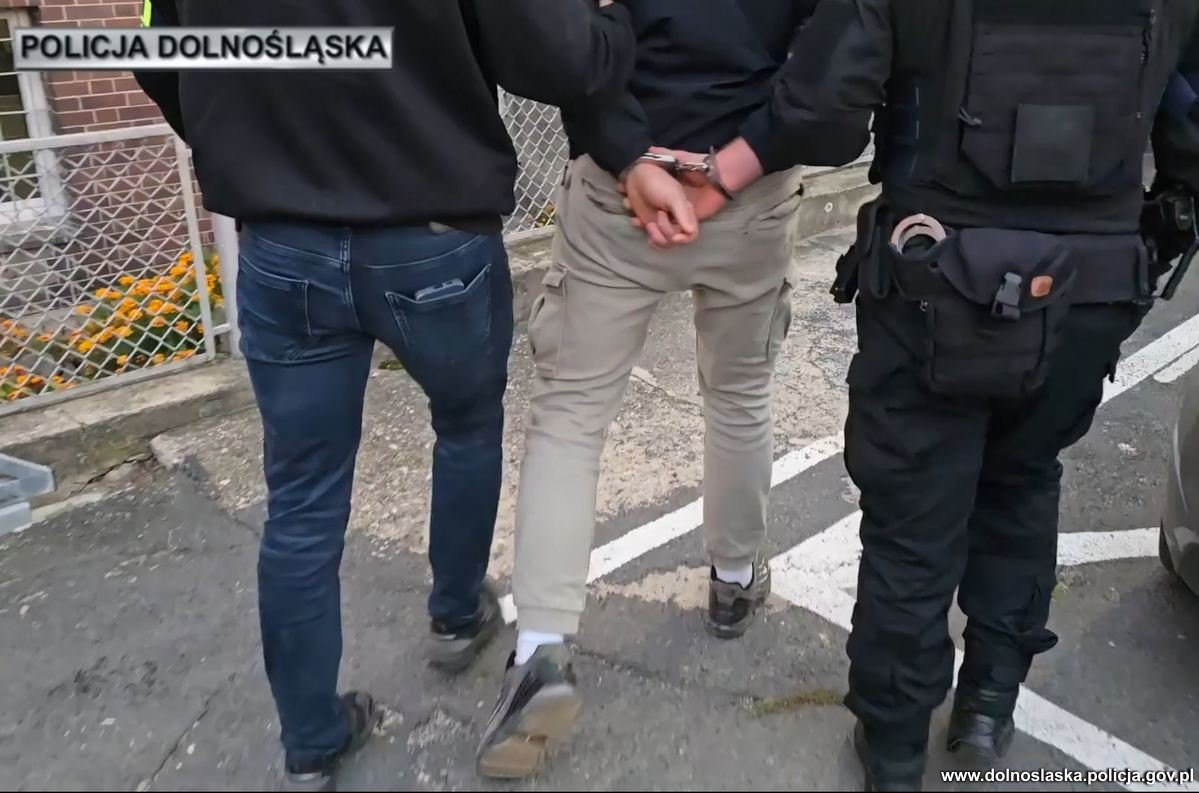 Zatrzymano 11 członków grupy przestępczej powiązanej ze środowiskiem pseudokibiców