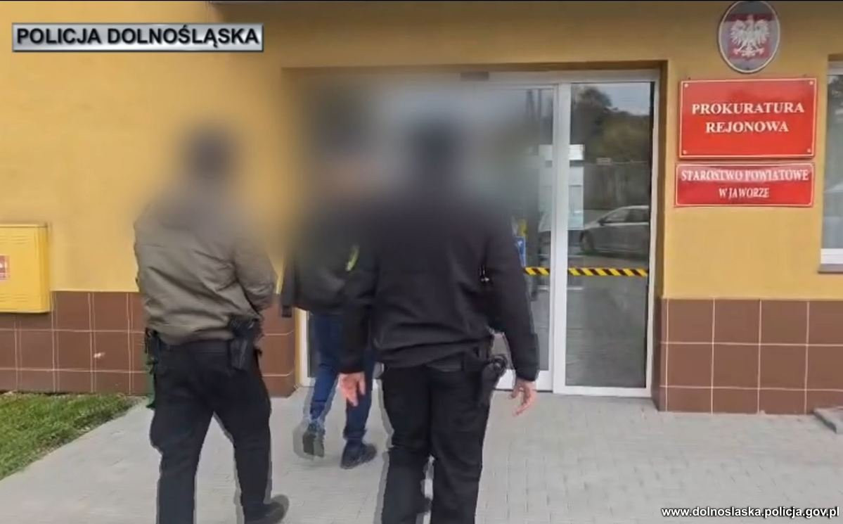 Zatrzymano 11 członków grupy przestępczej powiązanej ze środowiskiem pseudokibiców