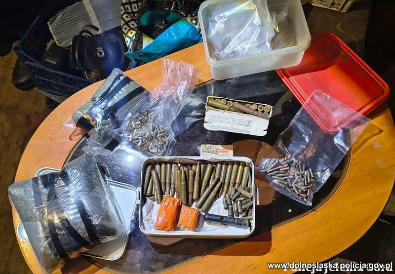 800 sztuk amunicji oraz dwa worki z substancją przypominającą proch w domu 41-latka