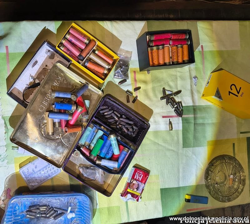 800 sztuk amunicji oraz dwa worki z substancją przypominającą proch w domu 41-latka