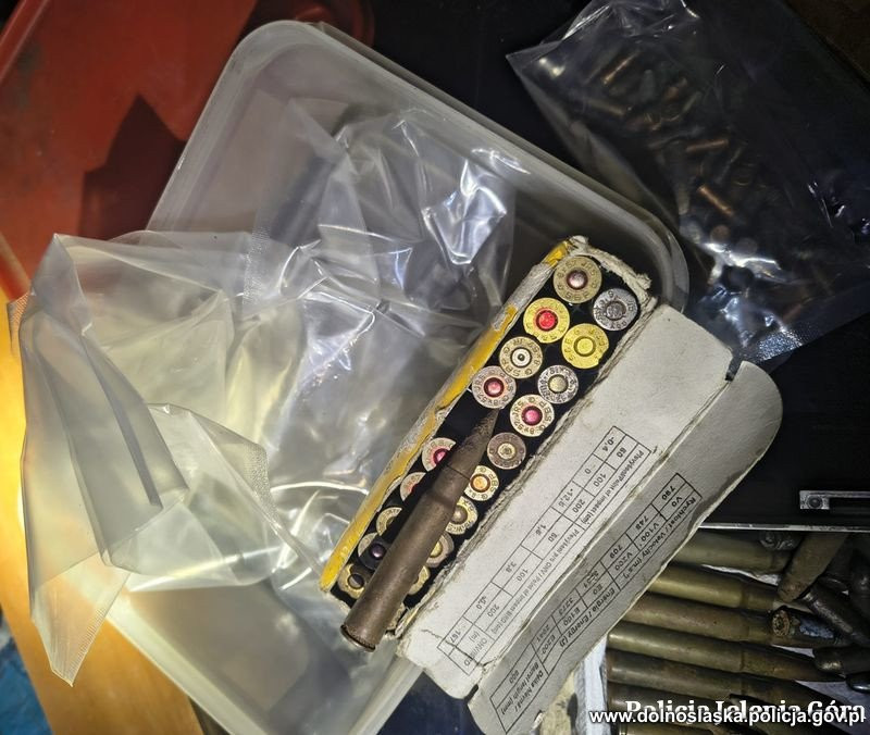 800 sztuk amunicji oraz dwa worki z substancją przypominającą proch w domu 41-latka