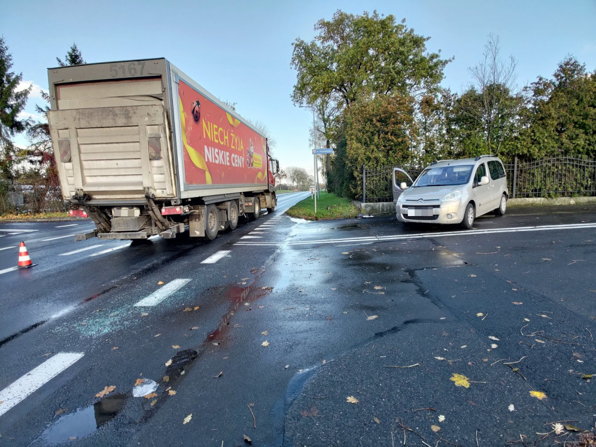 Ciężarowy dostawczak Biedronki zderzył się z Citroënem