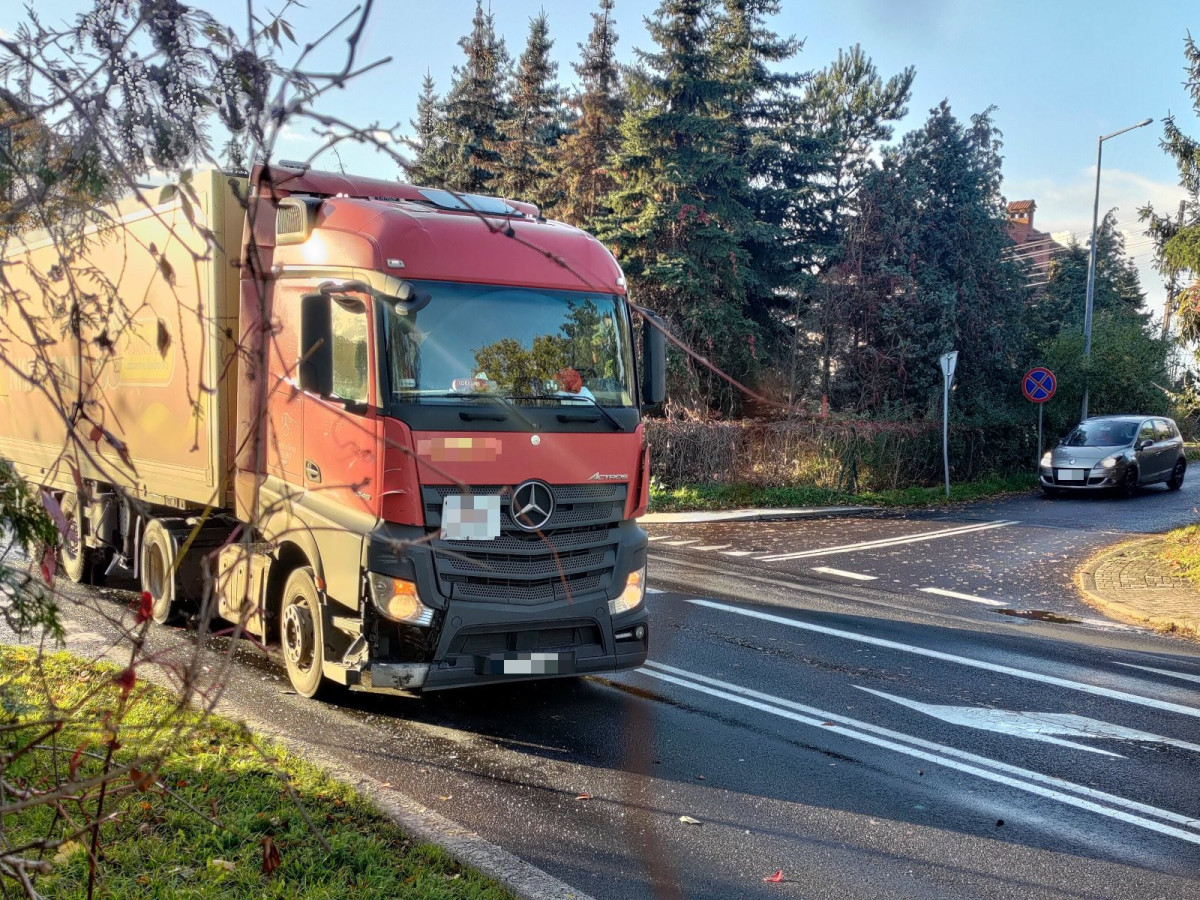 Ciężarowy dostawczak Biedronki zderzył się z Citroënem