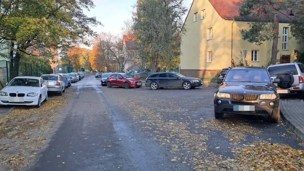 Coraz ciaśniej na drodze koło jednostki