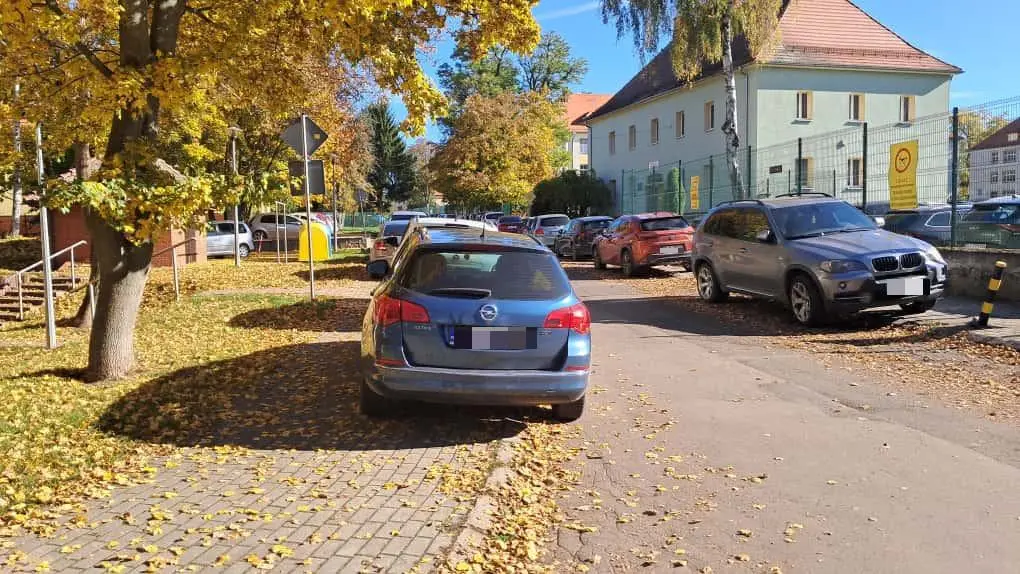 Coraz ciaśniej na drodze koło jednostki