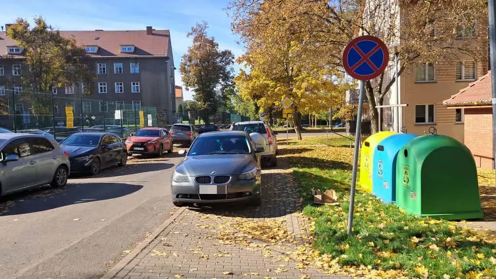 На дорозі біля військової частини стає дедалі тісніше