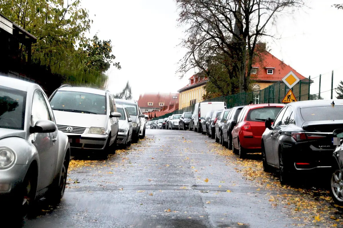 Coraz ciaśniej na drodze koło jednostki