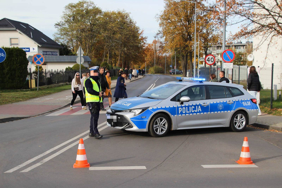 Tłumy na bolesławieckim cmentarzu. Ludzie odwiedzają groby bliskich