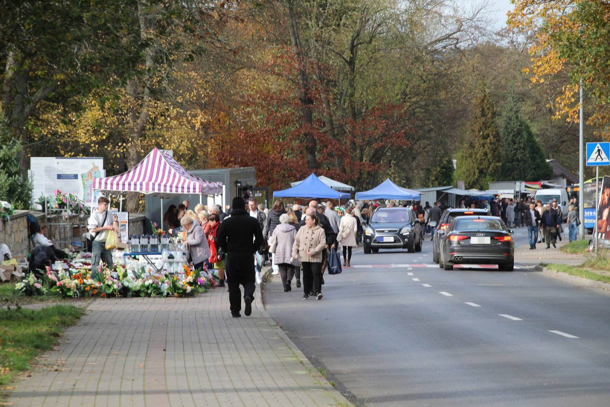 Tłumy na bolesławieckim cmentarzu. Ludzie odwiedzają groby bliskich