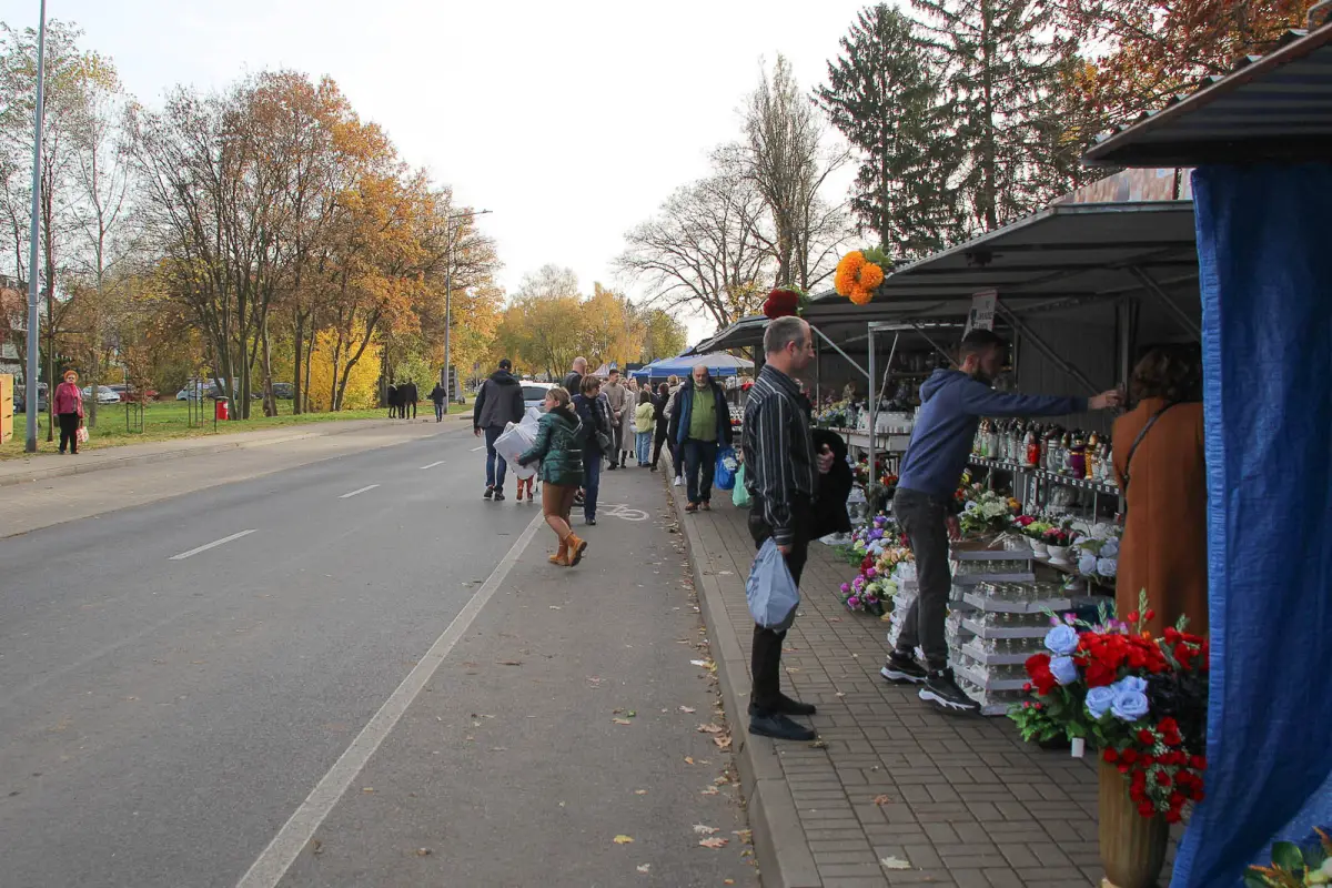 Натовпи на Болеславецькому кладовищі. Люди відвідують могили близьких