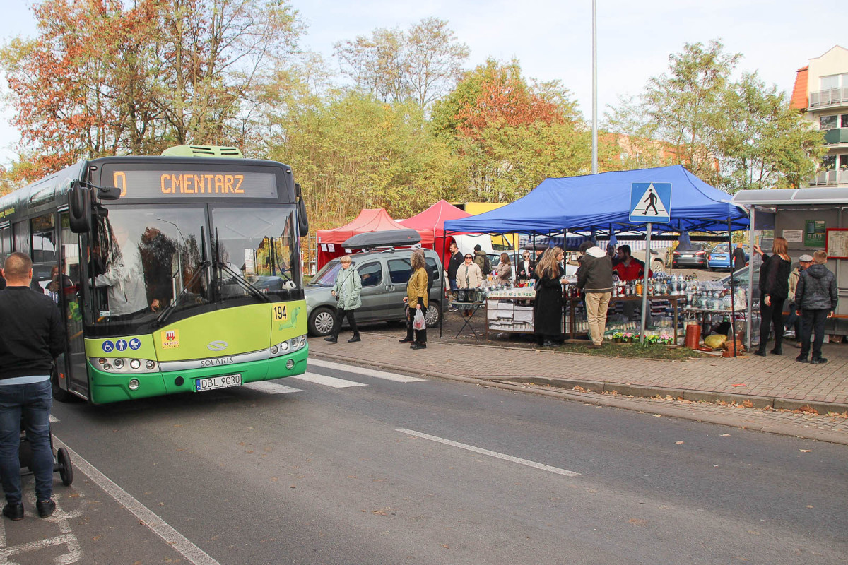 Tłumy na bolesławieckim cmentarzu. Ludzie odwiedzają groby bliskich