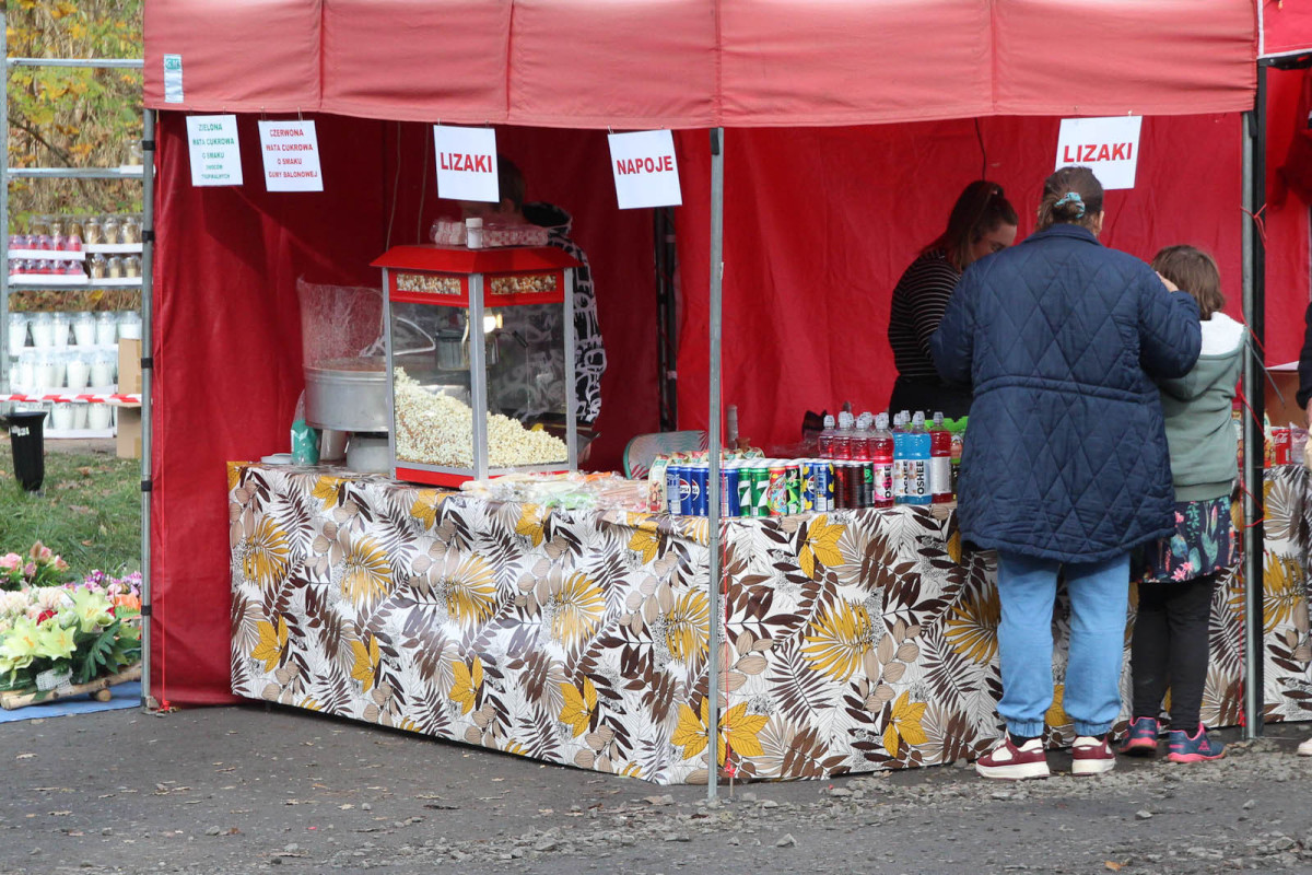 Tłumy na bolesławieckim cmentarzu. Ludzie odwiedzają groby bliskich